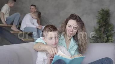 年轻漂亮的母亲给儿子<strong>看书</strong>的<strong>肖像</strong>，而其余的孩子则在玩耍