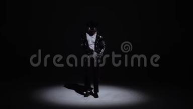 年轻时尚的男子舞蹈风格<strong>迈克</strong>尔杰<strong>克</strong>逊，聚光灯在黑色背景。