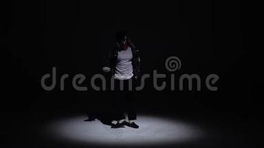 年轻时尚的男子舞蹈风格<strong>迈克</strong>尔杰<strong>克</strong>逊，聚光灯在黑色背景。