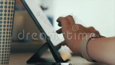 年轻女子坐在咖啡馆里，在平板电脑上网上购物。 网店的概念..