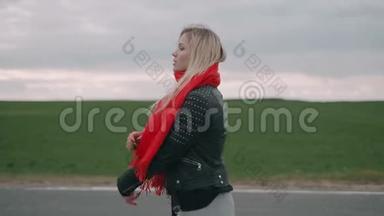 沮丧的金发女人走在路上。 带着红领巾的孤独女孩。
