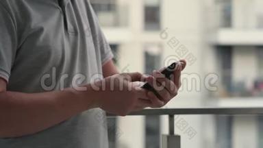 男人正在智能手机屏幕上<strong>打字</strong>、滑动和滚动，特写