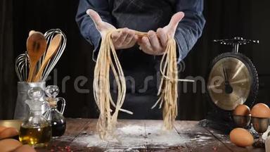 意大利美食概念。 厨师把刚做的意大利面放在木板上，厨房用具，都是用半木制的