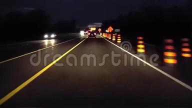 行车道在夜间用<strong>施工标志</strong>结束乡村<strong>道路</strong>.. 司机的观点POV橙色警告路标