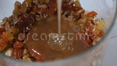将燕麦片、红糖、坚果和干果放入一个罐子中，蜂蜜倒入麦片中