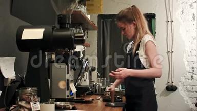 年轻漂亮的女咖啡师在冲泡一杯咖啡杯咖啡之前，用天平称着咖啡粒