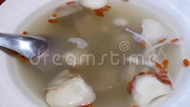 白菇枸杞汤在中餐厅碗中的作用