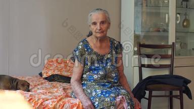 一个八十岁老病妇在<strong>家中</strong>沙发上的画像。