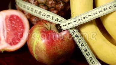 女孩测量<strong>腰</strong>部，保<strong>护</strong>良好的营养和健康的生活方式。