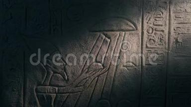 墙壁艺术展示UFO和埃及男人的光轴