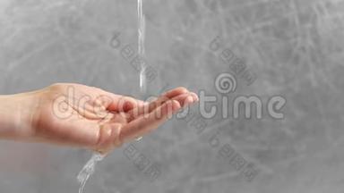 水从女人`手里涌出来。 女人正试图把水握在<strong>手心</strong>。 时间概念。