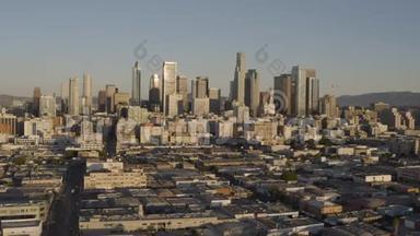 洛杉矶市夏季美丽日出期间的空中镜头