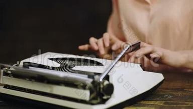 在老式打字机上合上作家`的手印。 用旧打字机打字。 女`在复古机器上打字