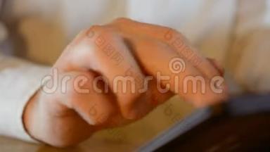 现代数码平板电脑上人手触摸屏的特写高清镜头