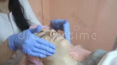 美容师在美容诊所清洁病人皮肤，敷面膜