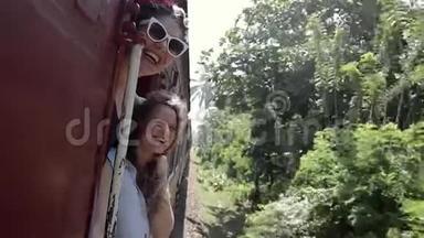 两个美丽开朗的女人享受这次旅行，著名的斯里兰卡铁路。