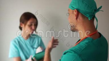 医疗和保健。 住院医生。 医生和护士一起讨论医院的体检问题
