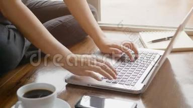 4K. 女人用手在笔记本电脑、笔记本电脑、键盘上打字，以便在家里在地板上工作，放松身心