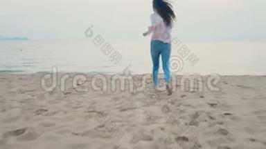 4K. 快乐的女人在热带海滩上享受暑假，赤脚<strong>跑到</strong>海里，张开双臂。
