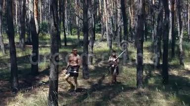 身穿皮衣的武装野蛮人在树林间散步，4公里