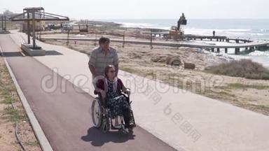 一位老人载着一位坐轮椅的妇女沿着长廊走