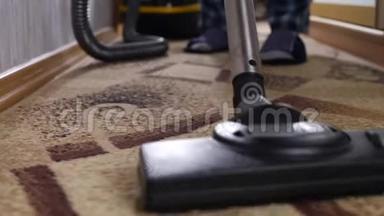 用吸尘器清洁棕色地毯