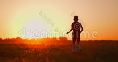 一组孩子在日落前踢足球锻炼的动作<strong>运动图片</strong>。