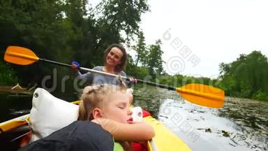 孩子睡在皮艇上，而妈妈则划桨。 全家的活动..