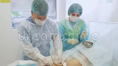 外科医生在硬化治疗过程中对病人腿部做超声检查。 护士协助医生进行手术