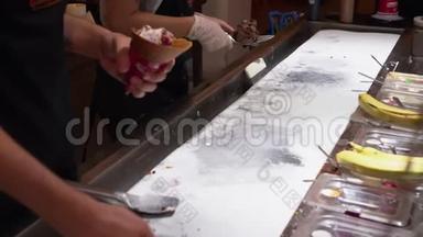 咖啡厅手工冰淇淋。 糖果店手工冰淇淋制作工艺。
