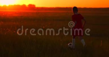 一组孩子在日落前踢足球锻炼的动作<strong>运动图片</strong>。