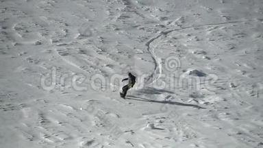男子滑雪者在雪地空中射击环绕的<strong>跑道上</strong>骑马