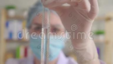 一位年轻女子在化学实验室用长玻璃吸管将红色液体滴入试管