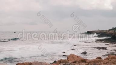 美丽的地中海大岩石海滩。 巨大的海浪撞击岩石海岸。 海浪创造泡沫和飞溅。 S.S.