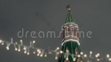 莫斯科克里姆林宫大厦背景下的圣诞花环。 晚安。