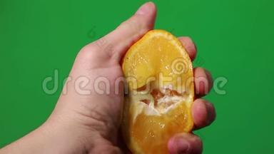 手挤压橙色，色度背景，挤压果汁