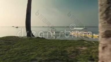 <strong>快速</strong>视频拍摄海湾与船只和棕榈树。 在棕榈树之间<strong>快速</strong>飞行的无人机的录像