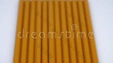 黄色铅笔排成一排