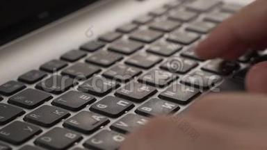 商人手在笔记本电脑键盘上打字。 商务手触摸打字指向云、社交网络媒体