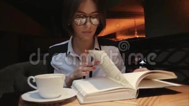 这段视频讲述的是年轻女子在舒适的咖啡馆里一边喝咖啡一边打开和看书