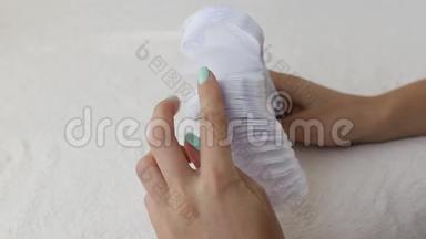 女孩手指日常卫生垫的清洁和卫生概念，特写，月经