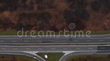 高速公路的鸟瞰图。 摄像机向左移动，可以看到高速公路和公路上的汽车。 很多车辆都是在