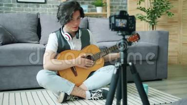青少年吉他手录制视频上网博客手持吉他在家