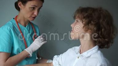 疫苗接种问题。 护士给孩子注射流感疫苗。 国家疫苗接种计划