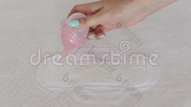 一个女孩在月经卫生垫上倒水。 <strong>漏电</strong>保护概念，特写