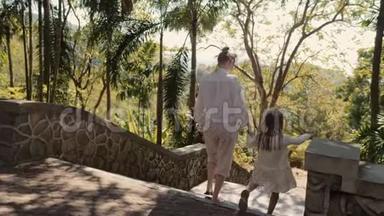 家庭时间。 母女俩在热带岛屿的山上走在乡间小路上。 风景<strong>名胜</strong>
