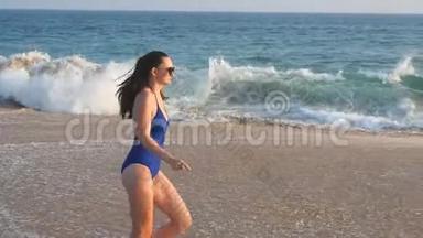 穿着泳装在<strong>海边</strong>奔跑的年轻女子。 女孩沿着<strong>海边</strong>慢跑。 女游客玩得很开心。 概念