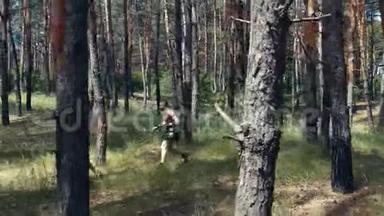 一个野蛮的大个子男人在树林间追逐一个女人，4K