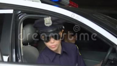 女警官上车系安全带，交通法规