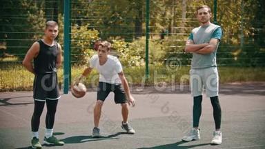 三个运动员<strong>站</strong>在户外的篮球场上，一个运动员在做<strong>饲养</strong>员